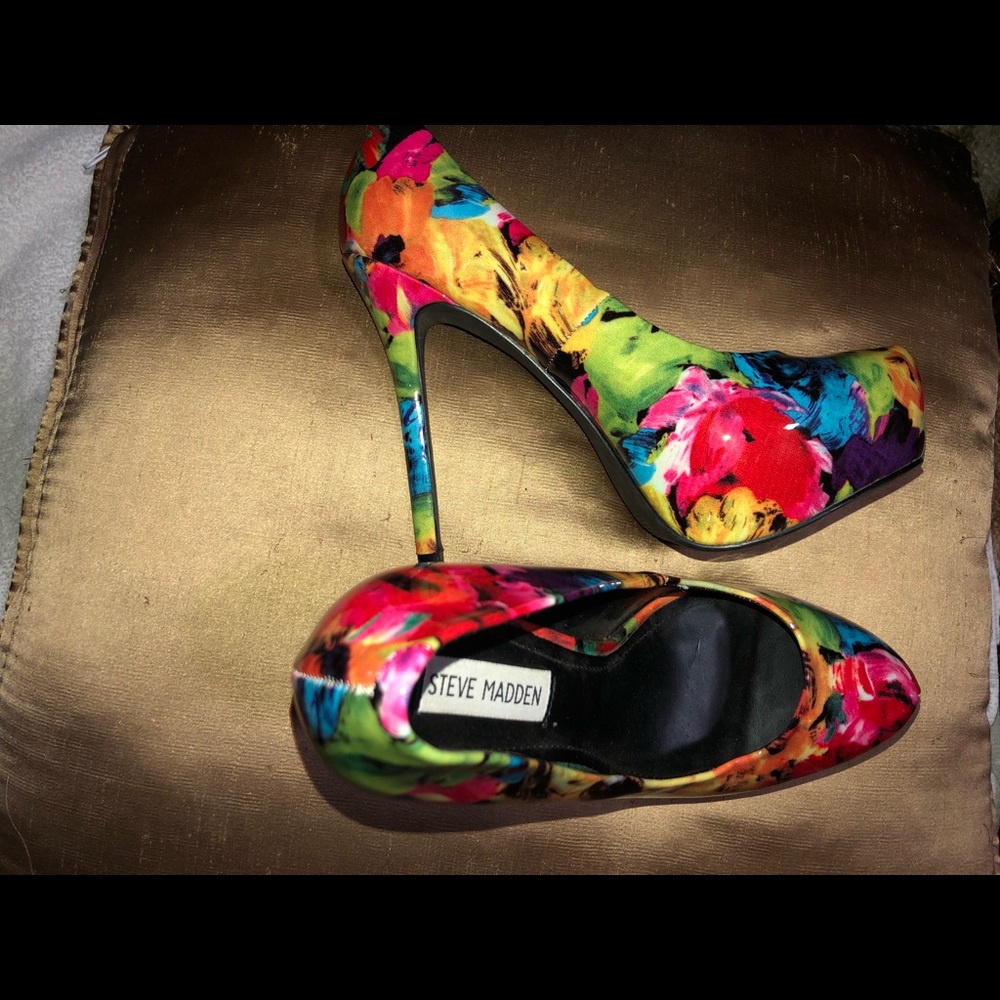 Multicolored Steve Madden shoes size 8.5